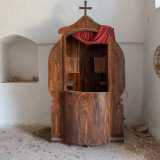 ...e di un confessionale in legno